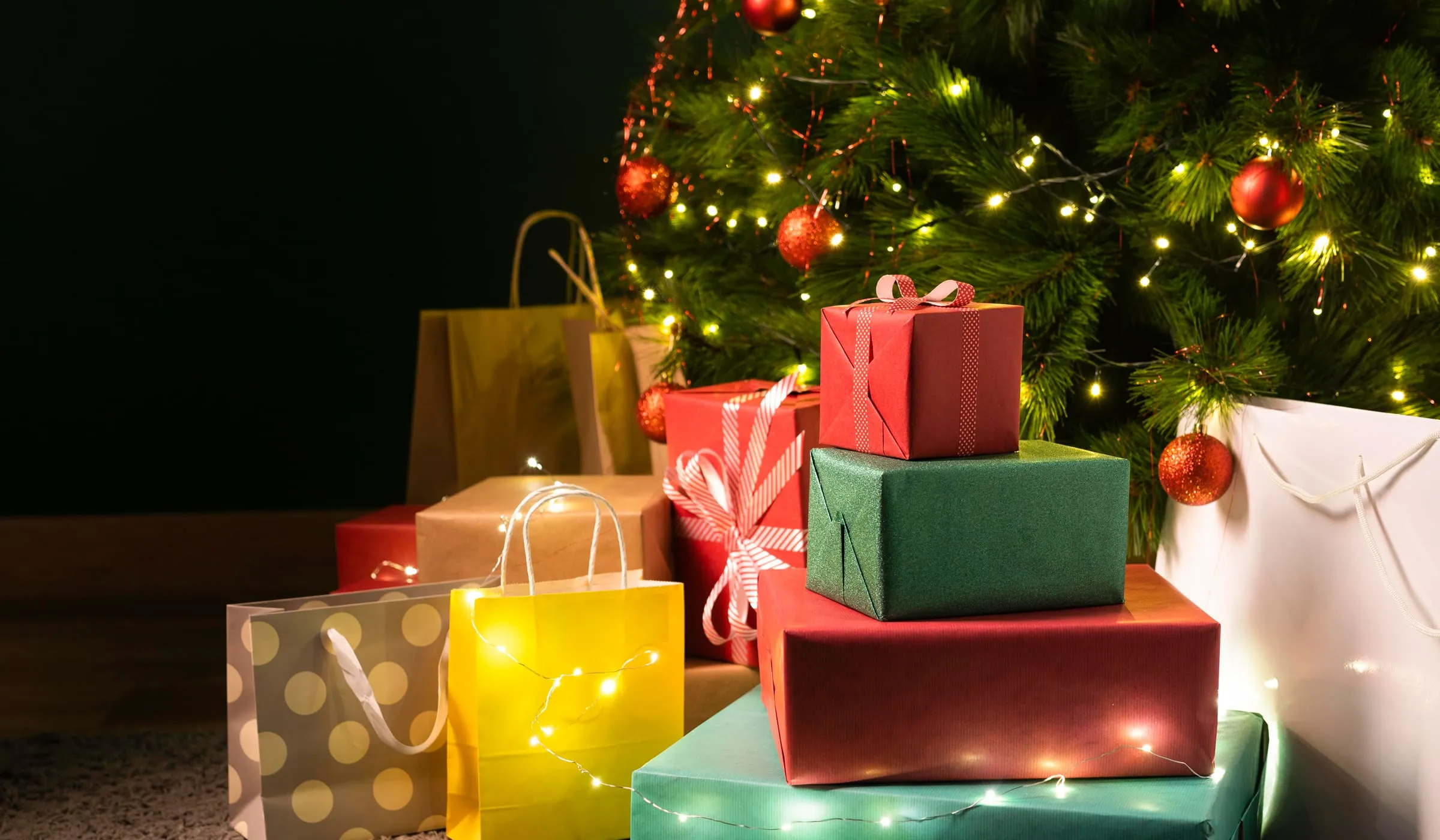 Sapin de noël avec des cadeaux emballés