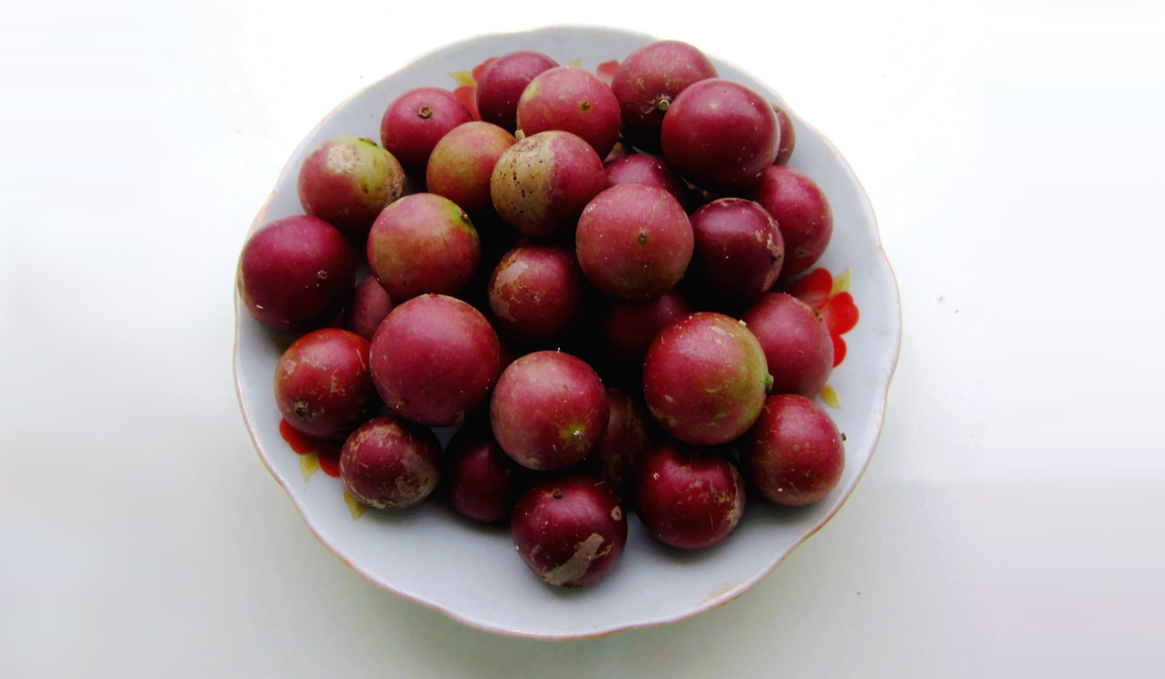 Merises dans une coupe