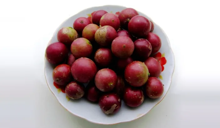 Merises dans une coupe