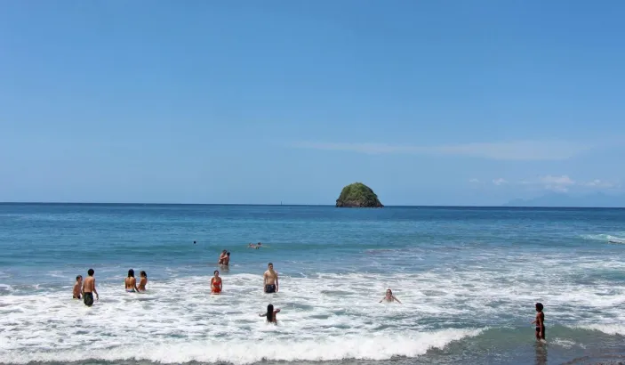 Baigneurs à l'Anse Céron