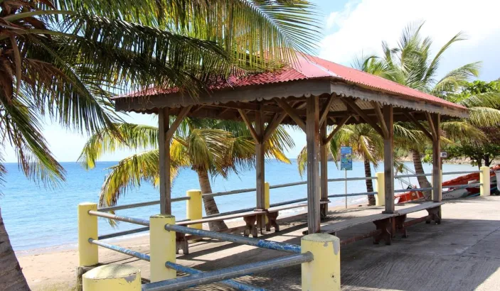 Carbet à la plage de Petite Anse