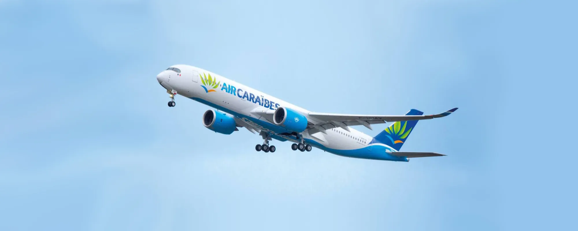 Décollage d'un avion Air Caraïbes à l'aéroport de Martinique