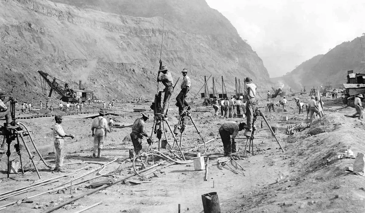 Débuts des travaux du Canal du Panama
