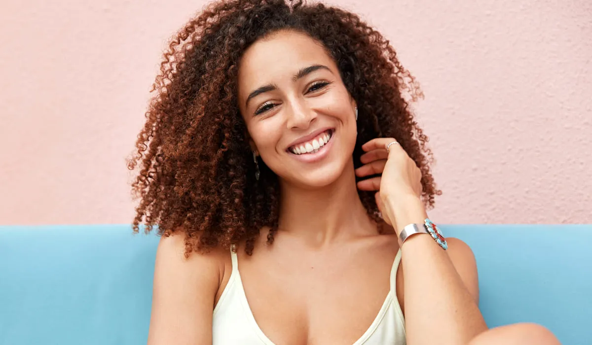 Femme métisse souriant