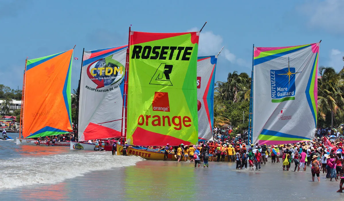 Yoles during a stage of the Tour des Yoles de la Martinique