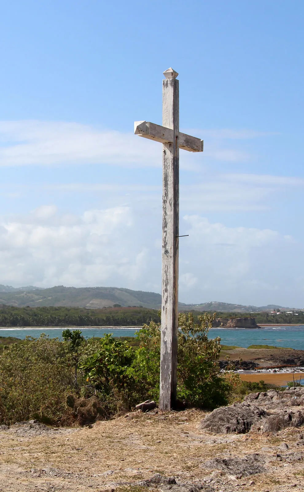 Croix devant la chapelle du pèlerinage au Marin